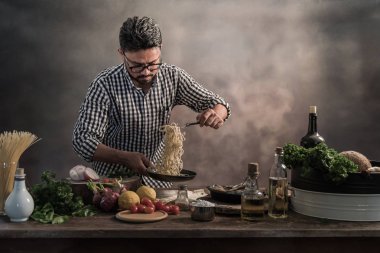 Hazırlama ve midye mutfakta spagetti karıştırma Asya aşçı.