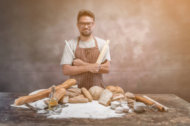 Taze pişmiş ekmeği ve ekmek fırını ile erkek aşçı.