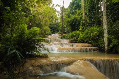 Yağmur ormanlarında, Maekae şelale, Tayland doğal şelale.