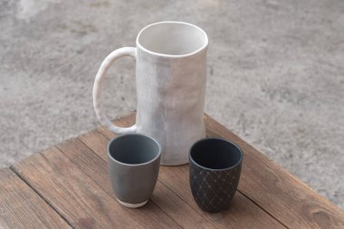 Boş Japon el yapımı seramik bardak ahşap tablo