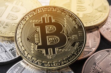 Closeup altın bitcoin paralar - dünyanın sanal para