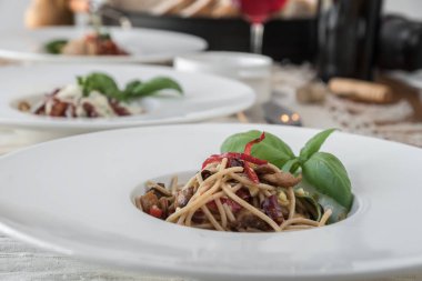 Tabak spagetti lezzetli ile tepesinde bolognaise sos ve fesleğen