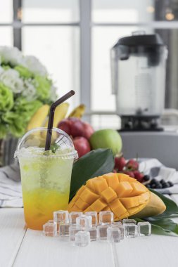 Ahşap masa üzerinde düzenlenen İtalyan soda ile Mango.