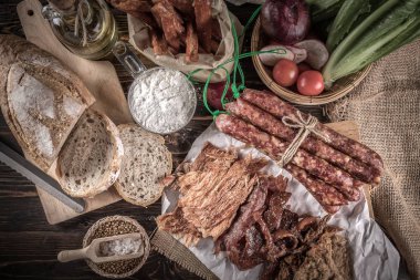 Natürmort ekmek dilimlenmiş jambon, sosis ve sebze ile,