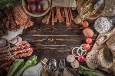 Kesme sosis, kurutulmuş et ve ekmek, natürmort gıda çerçevenin üstten görünüm.