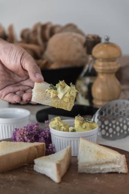 Tost sabit haşlanmış yumurta ve hardal ile çalışan adam görünümünü kırpılmış