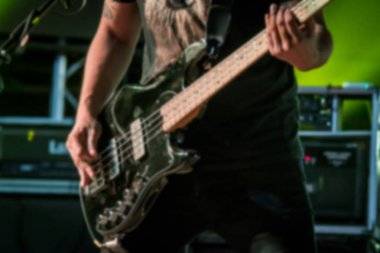 Sahne arka plan üzerinde bulanık gitarist