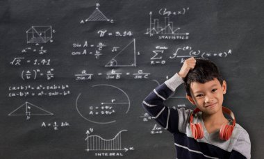 Asyalı çocuk matematik geometri formülleri siyah arka plan üzerine anlamıyorum.