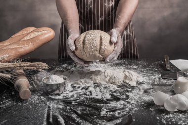 Ayrıntı görünümü adamın ekmek ekmek elinde tutan önlük.