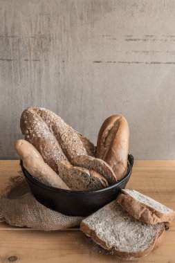 Metalik kase masada ekmek çeşitleri.