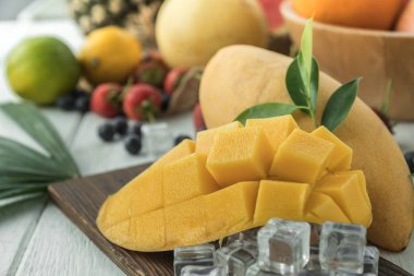 Alphonso mango dilimleri arka plan ile meyve gıda kompozisyonu.