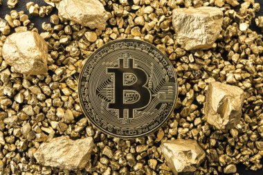 Altın Bitcoin para ve altın parçaları görünümü Kapat.