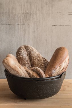 Ekmek çeşitleri ile metalik kase. Ekmek yapma.