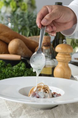 Erkek el Sause spagetti bolognese için ekleme.