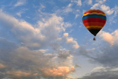 Sıcak hava balonu mavi gökyüzü arka plan üzerinde