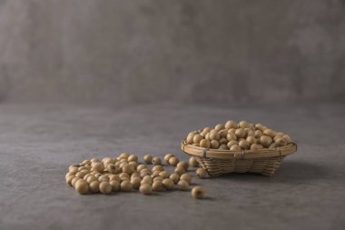 Koyu arka plan üzerinde soya fasulyesi ile ahşap kase