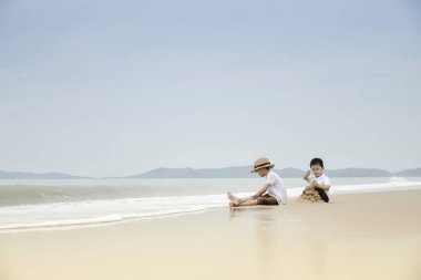 Sahilde kum kale mutlu Asya çocuklar