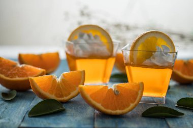 Turuncu jam jöle ve taze portakal ile.