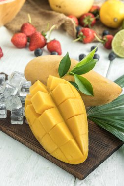 Ünlü Alphonso mango dilimleri üzerine ahşap arka plan görünümünü kapat