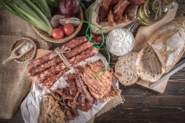 Şampanya lezzetli adet dilimlenmiş jambon, sosis ve sebze gıda kompozisyonu.