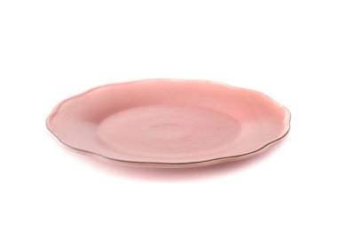 Beyaz arka plan üzerinde pembe modern seramik tabak.