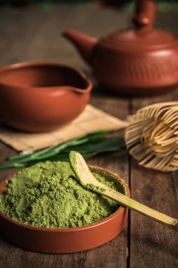 Japon matcha aksesuarları ve yeşil çay kase kompozisyonu.