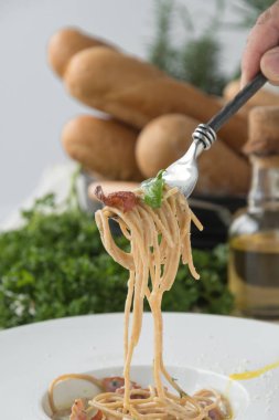 Erkek el çatal spagetti bolognese, Italyan Mutfagi ile tutarak.