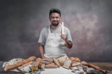 Mutlu Asya cook mutfak ekmeği ve ekmek ile eğleniyor.