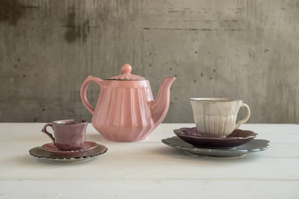 Theepot Met Theekopjes Platen Witte Houten Tafel Met Grijze Muur — Stockfoto