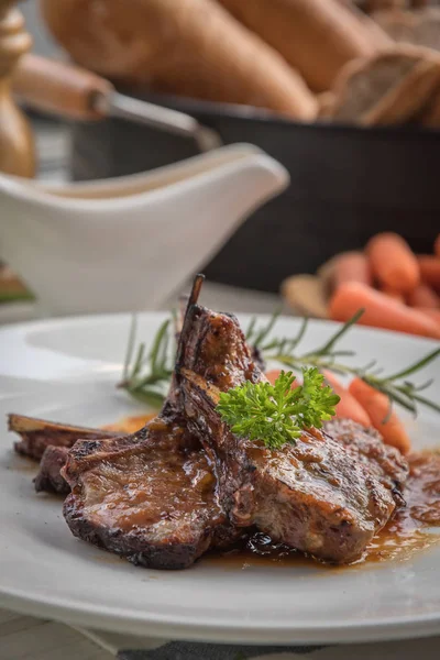 Bife Cordeiro Delicioso Placa Branca Configurações Jantar — Fotografia de Stock