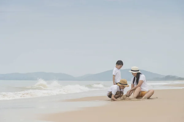 Famille Heureuse Avec Deux Enfants Mère Sur Plage — Photo