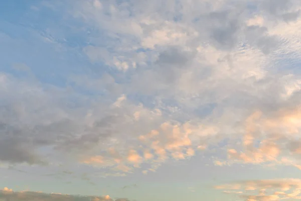 Céu Colorido Com Nuvens Fofas Pôr Sol — Fotografia de Stock