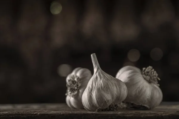 Knoblauchzwiebeln Auf Hölzernem Hintergrund — Stockfoto