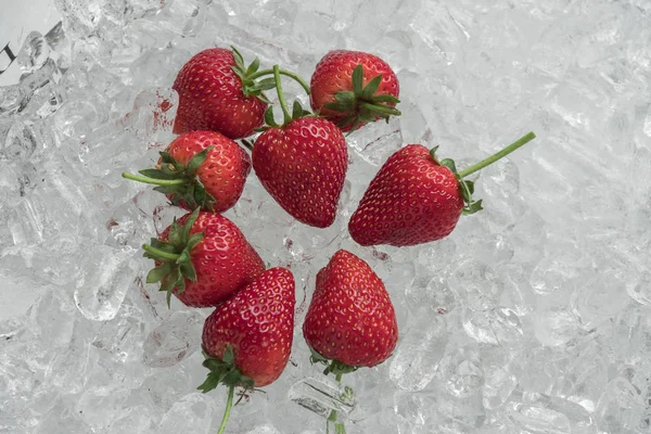 Erdbeere mit Blaubeeren auf Eis — Stockfoto