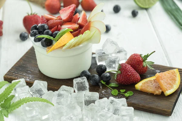 Sommersalat Mit Reifen Frischen Früchten Und Beeren Auf Weißem Holzgrund — Stockfoto