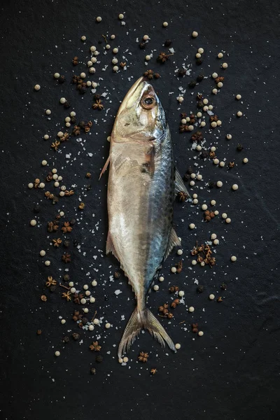 Świeże Surowe Makrela Morze Solą Pieprzem Czarnym Tle — Zdjęcie stockowe