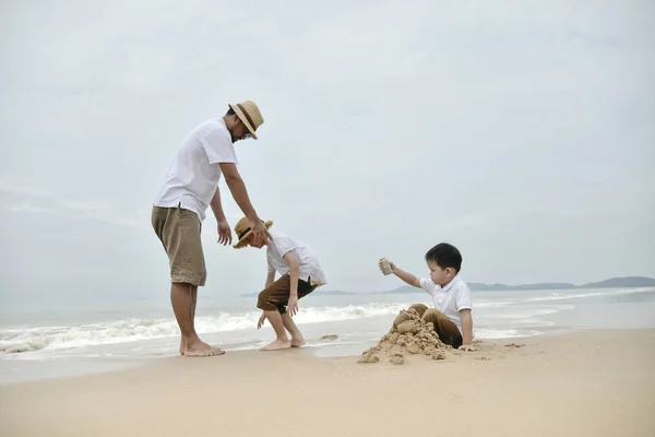 Ασίας Άντρας Δύο Αγόρια Κάνουν Κάστρα Στην Άμμο Στην Παραλία — Φωτογραφία Αρχείου