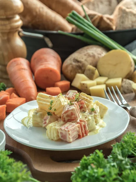 Fechar Salada Batata Tradicional Alemã Com Cenoura Cebola Maionese Mesa — Fotografia de Stock