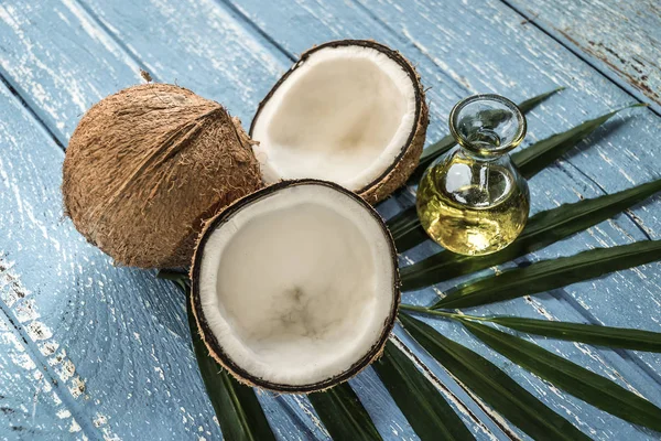 Rijpe Rauwe Kokosnoten Met Palmolie Oude Houten Tafel — Stockfoto