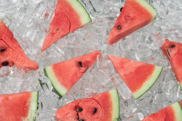 Karpuz dilimleri buz üzerinde yer