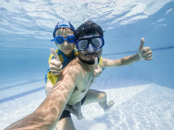 Glückliche Junge Asiatische Kind Und Vater Mit Schwimmbrille Unter Wasser — Stockfoto