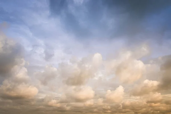 Colorido Céu Dramático Com Nuvens Pôr Sol Fundo — Fotografia de Stock