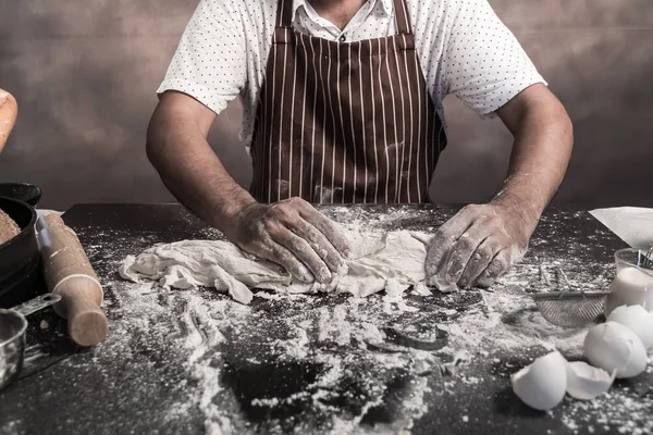 Ausgeschnittene Ansicht Eines Mannes Der Teig Tisch Bäckerei Kocht — Stockfoto