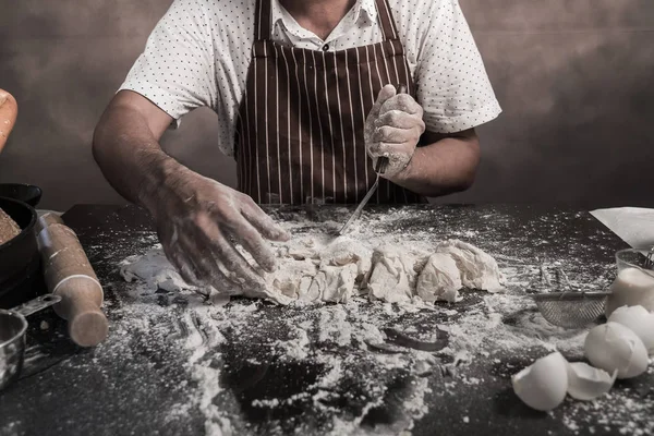 Abgeschnittene Ansicht Eines Mannes Schürze Der Mehl Über Frischen Teig — Stockfoto