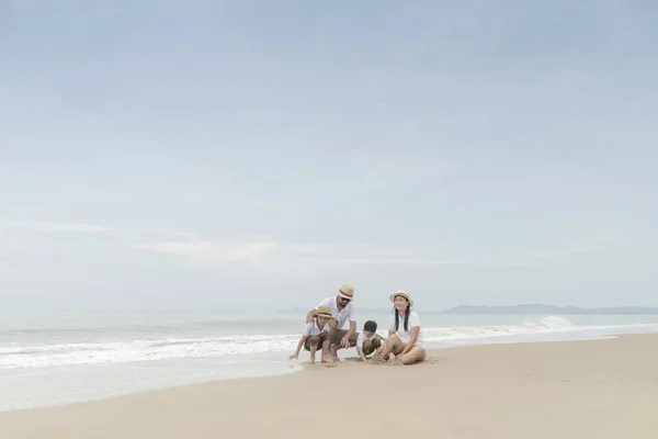 Счастливая Азиатская Семья Двумя Маленькими Сыновьями Отдыхающими Пляже — стоковое фото