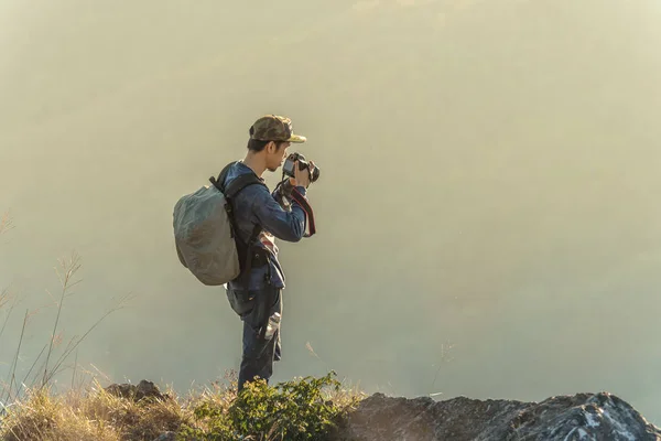 Vista Trasera Del Fotógrafo Con Cámara Cima Montaña — Foto de Stock