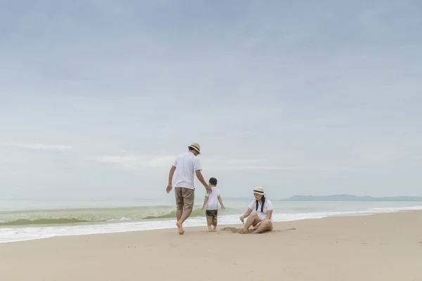 Familia Asiática Playa Mar Resort — Foto de Stock