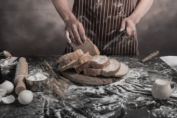 Detailansicht Des Mannes Schürzenschnitt Auf Holzbrett Tisch — Stockfoto