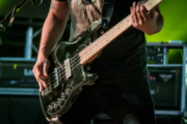 舞台背景上模糊的吉他弹奏者 — 图库照片