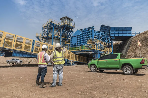 Rückansicht Der Asiatischen Ingenieurgruppe Vor Ort Auf Bergbaumaschinen Hintergrund — Stockfoto